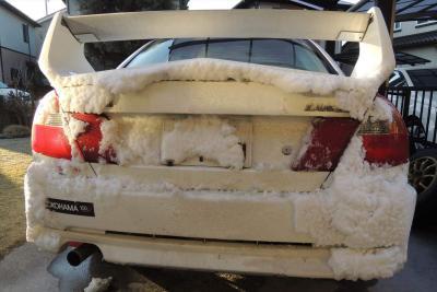 雪まみれの車
