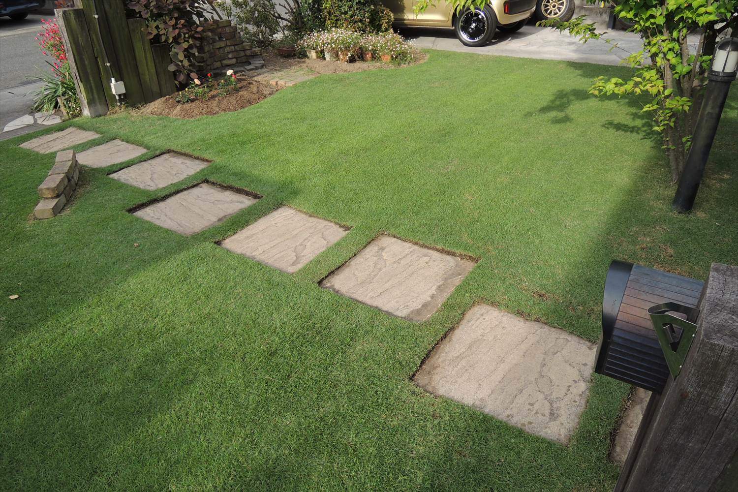 飛び石部分の芝生のエッジカットと有機酸資材の散布 芝生のお手入れとガーデニング